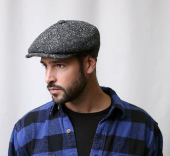 homme afro-américain décontracté élégant à la veste en jean et au béret noir  au magasin de vêtements à la recherche d'une nouvelle casquette. 10471268  Photo de stock chez Vecteezy